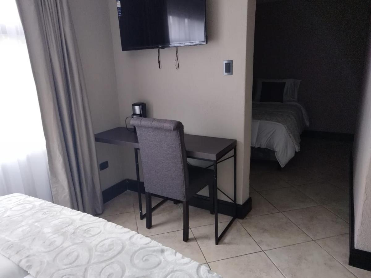 L'Aurora Inn Hostal グアテマラシティ エクステリア 写真
