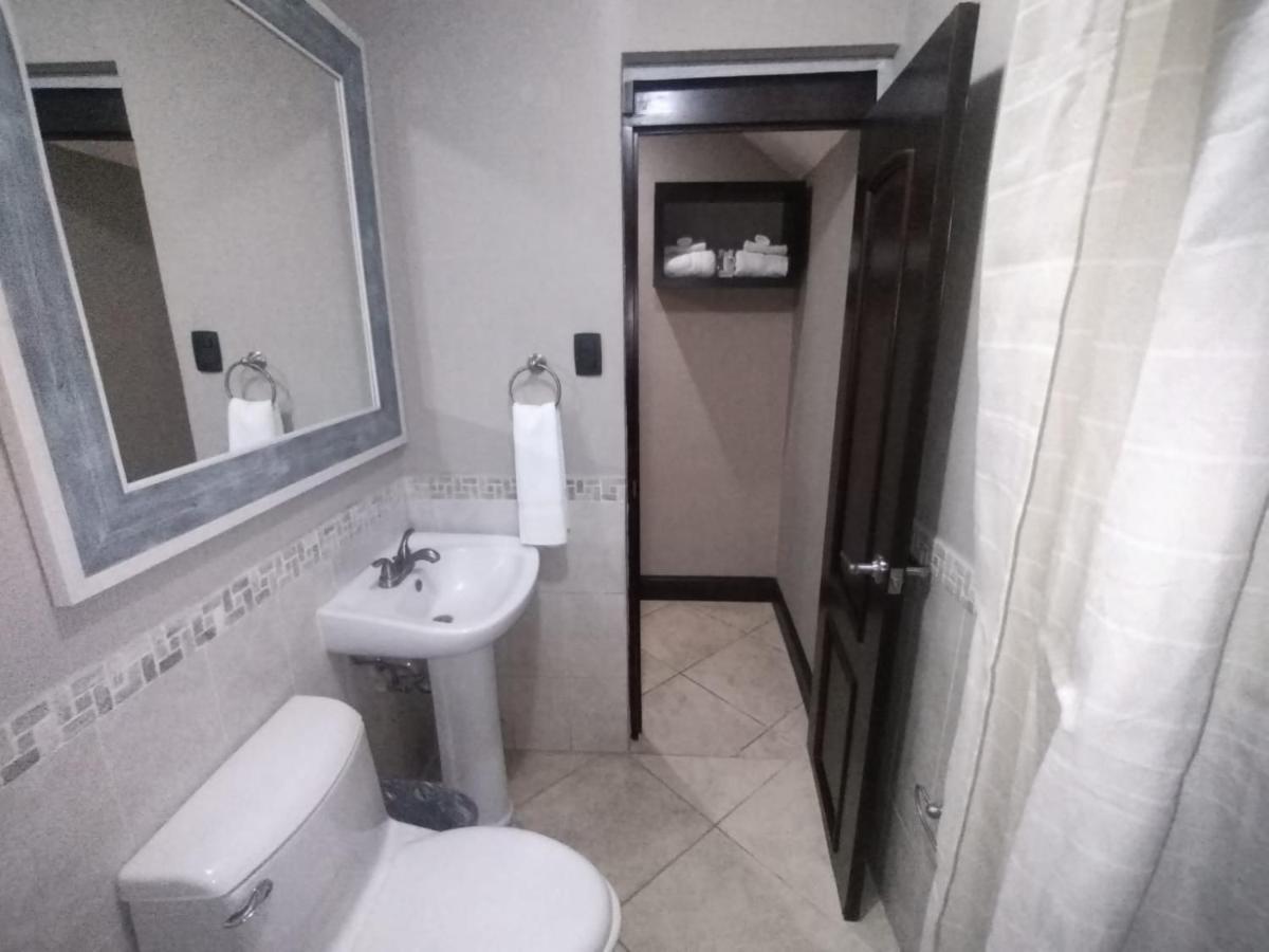 L'Aurora Inn Hostal グアテマラシティ エクステリア 写真